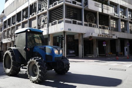 Αγρότες – Λάρισα: Κομβόι τρακτέρ στην κεντρική πλατεία [εικόνες]