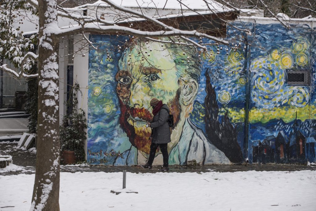 Κακοκαιρία Avgi: Πού θα το στρώσει – Κλειστά σχολεία, έλεγχοι για αλυσίδες και τηλεργασία