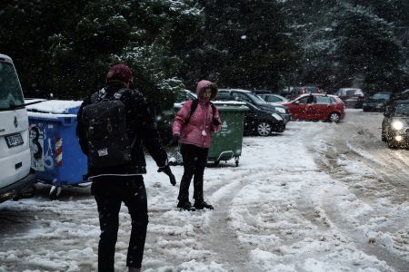 Χιόνια στην Αττική: Κλειστή η λεωφόρος Φυλής – Πού δεν επιτρέπεται η διέλευση