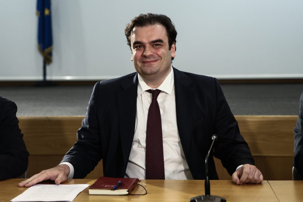 Από το χείλος του Grexit στην κορυφή της ευρωζώνης: Η κούρσα Πιερρακάκη για το Eurogroup