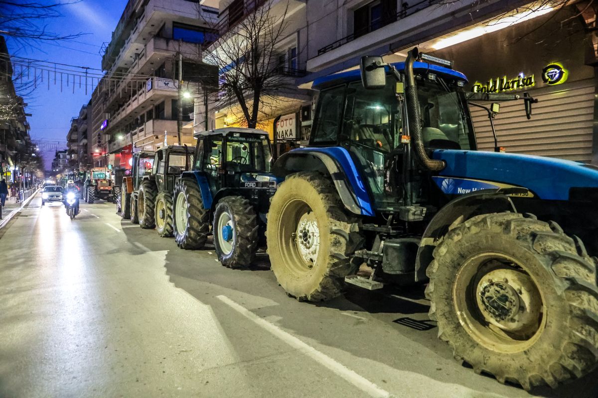 Συνεχίζουν τις κινητοποιήσεις οι αγρότες – «Οι πόρτες του υπουργείου είναι ανοιχτές»