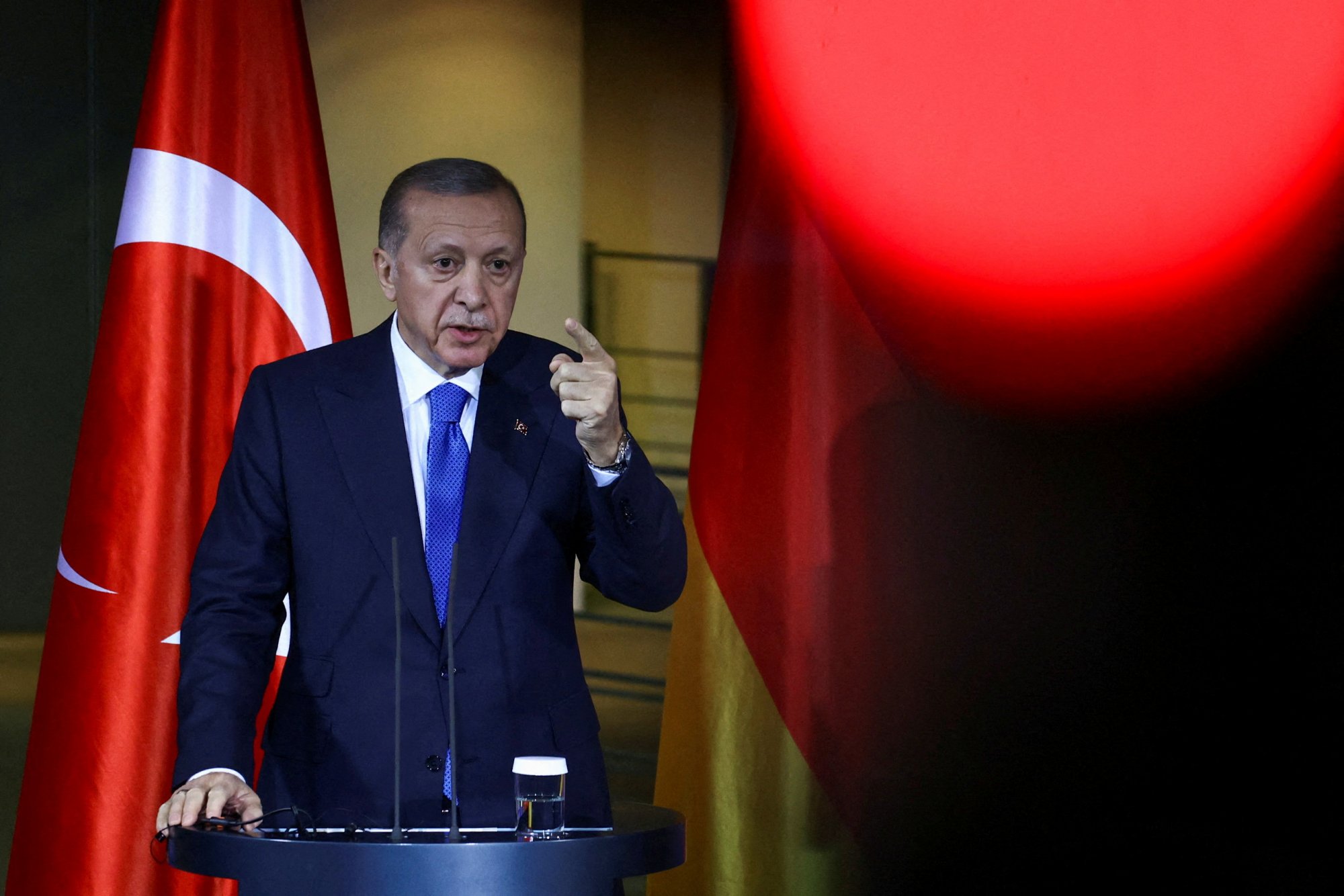 Ερντογάν: «Χωρίς πολεμική βιομηχανία θα έρχονται κάτι μίζεροι και θα μας κάνουν μαγκιές»