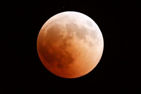 Σελήνη: Το φεγγάρι συρρικνώνεται – Οι πολύωροι σεισμοί απειλούν τις ανθρώπινες αποστολές
