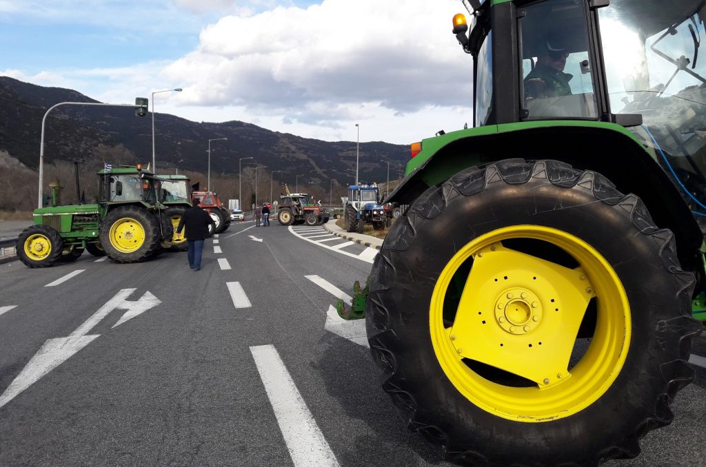 Οι αμετακίνητοι αγρότες, η ανοιχτή πόρτα της κυβέρνησης και η πολιορκία του Παρισιού