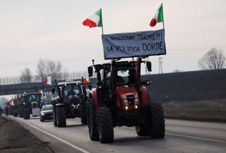 Αγρότες: Σκληραίνουν τη στάση τους σε όλη την Ευρώπη