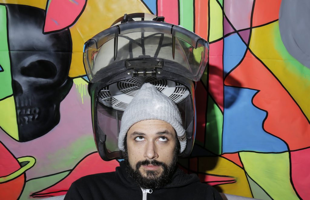 O Γιάννης Νιάρρος δεν κάνει θέατρο για να αφυπνίσει τον κόσμο