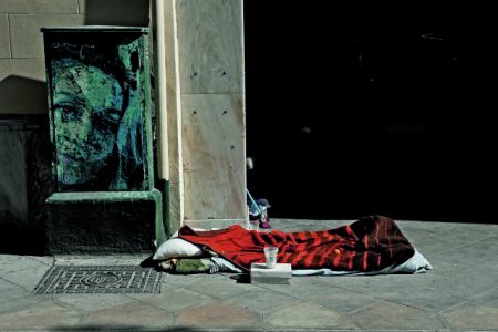 Η ζωή στους δρόμους της Αθήνας: «Πού κοιμήθηκα χθες βράδυ»