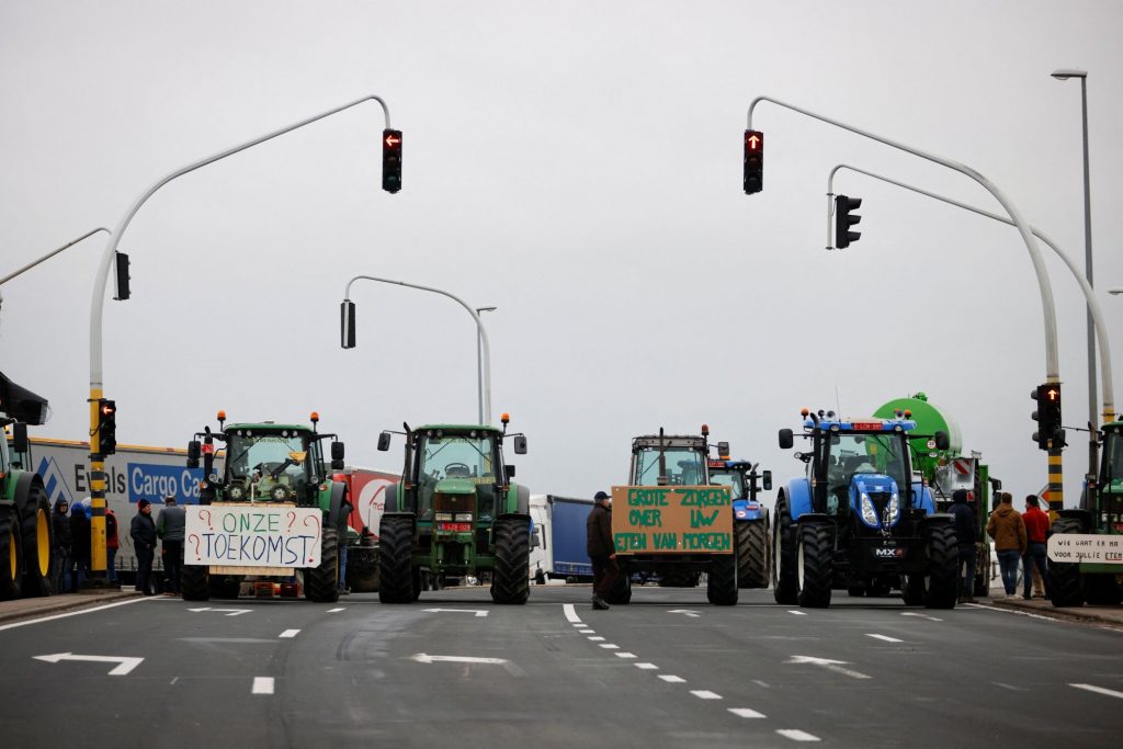 Σύνοδος Κορυφής: Αγρότες και ο «σκληρός» Ορμπάν απειλούν τους «27»
