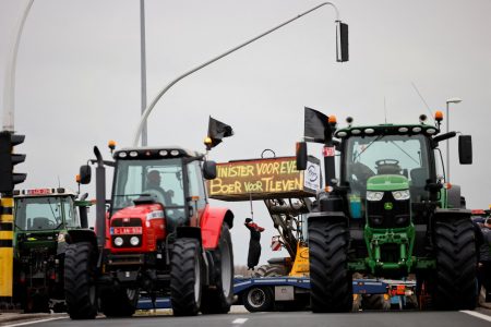Οι αγρότες κατηγορούν την Ε.Ε. – Τα τρακτέρ κατακλύζουν τις Βρυξέλλες