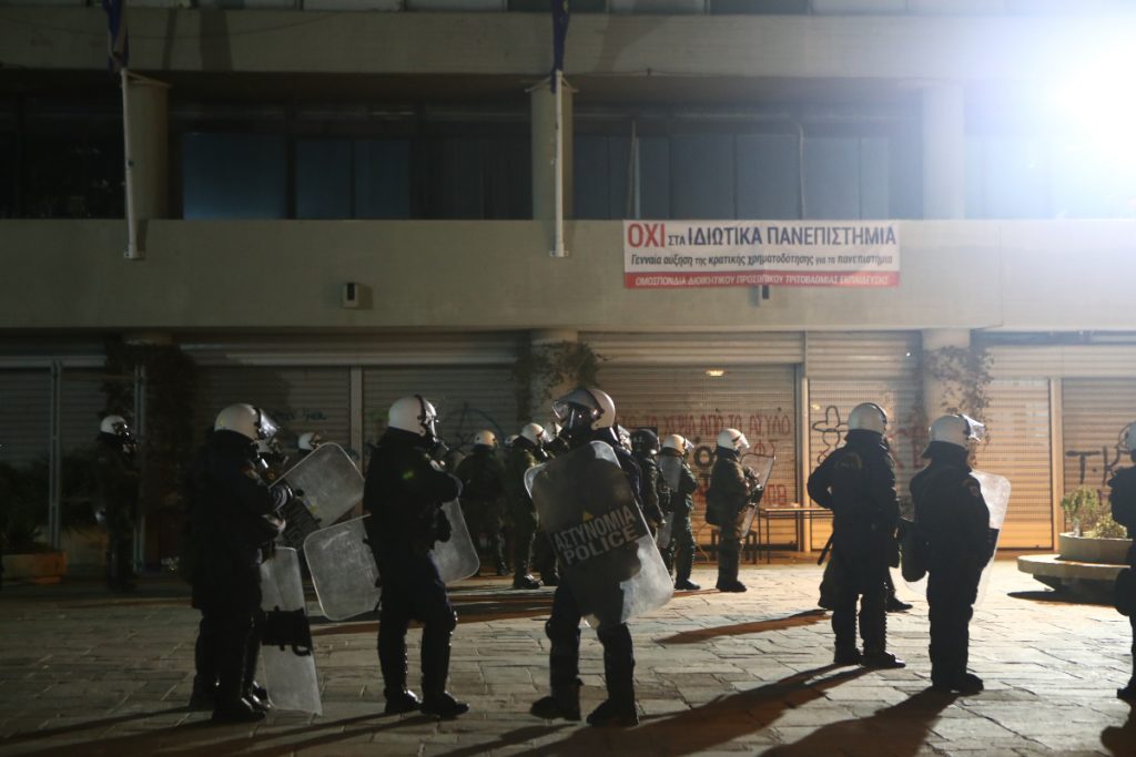 Επεισόδια μεταξύ ΜΑΤ και κουκουλοφόρων έξω από το ΑΠΘ