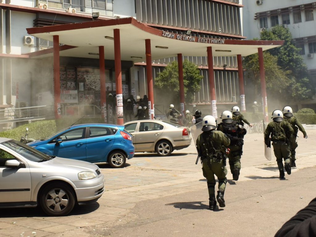 Επέμβαση των ΜΑΤ στην πρυτανεία του ΑΠΘ