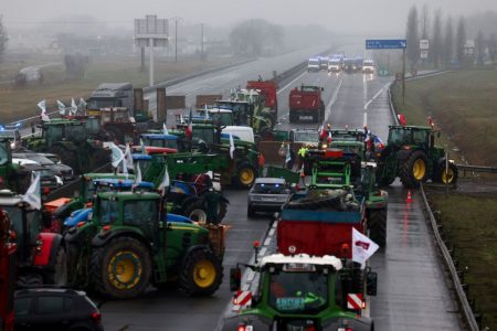 Σταματούν τα μπλόκα στη Γαλλία – Ικανοποιημένοι οι αγρότες από τα νέα μέτρα