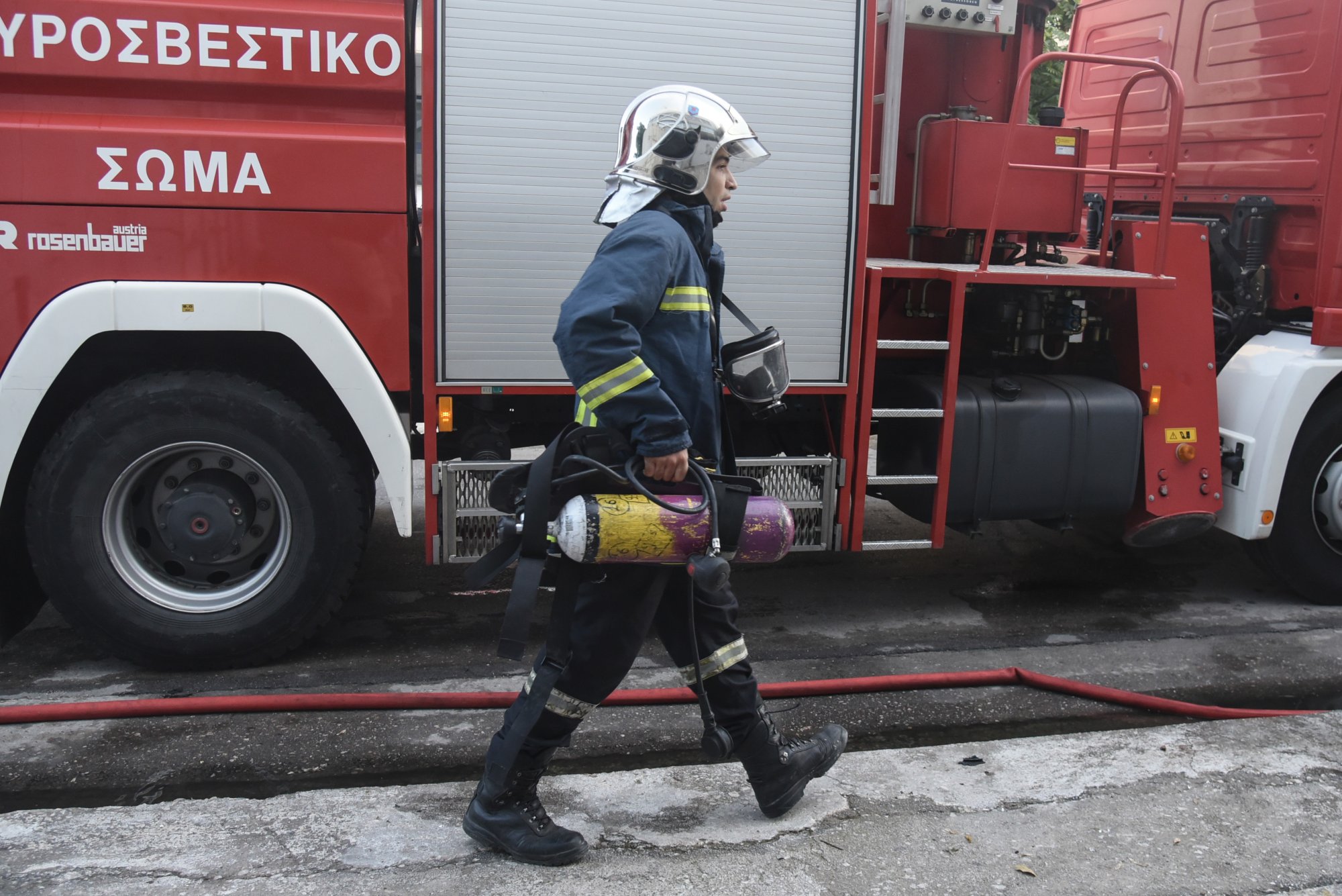 Περιστέρι: Φωτιά σε διαμέρισμα μετά από έκρηξη – Στο νοσοκομείο ένας 65χρονος