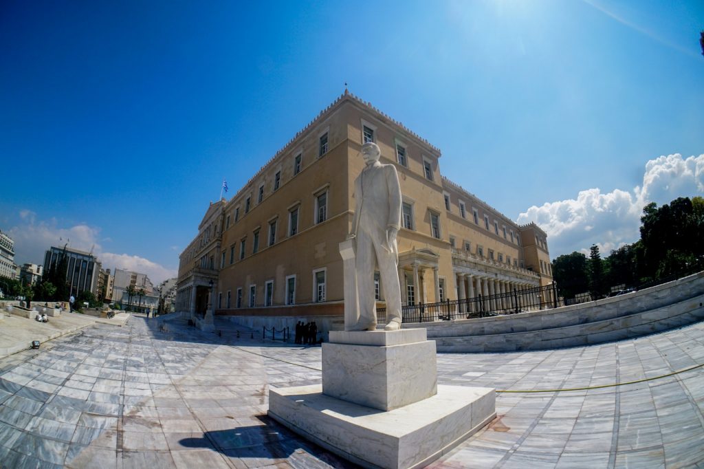 Πώς πρώην βουλευτής την έκανε… λαχείο – Αναστάτωση στη Βουλή