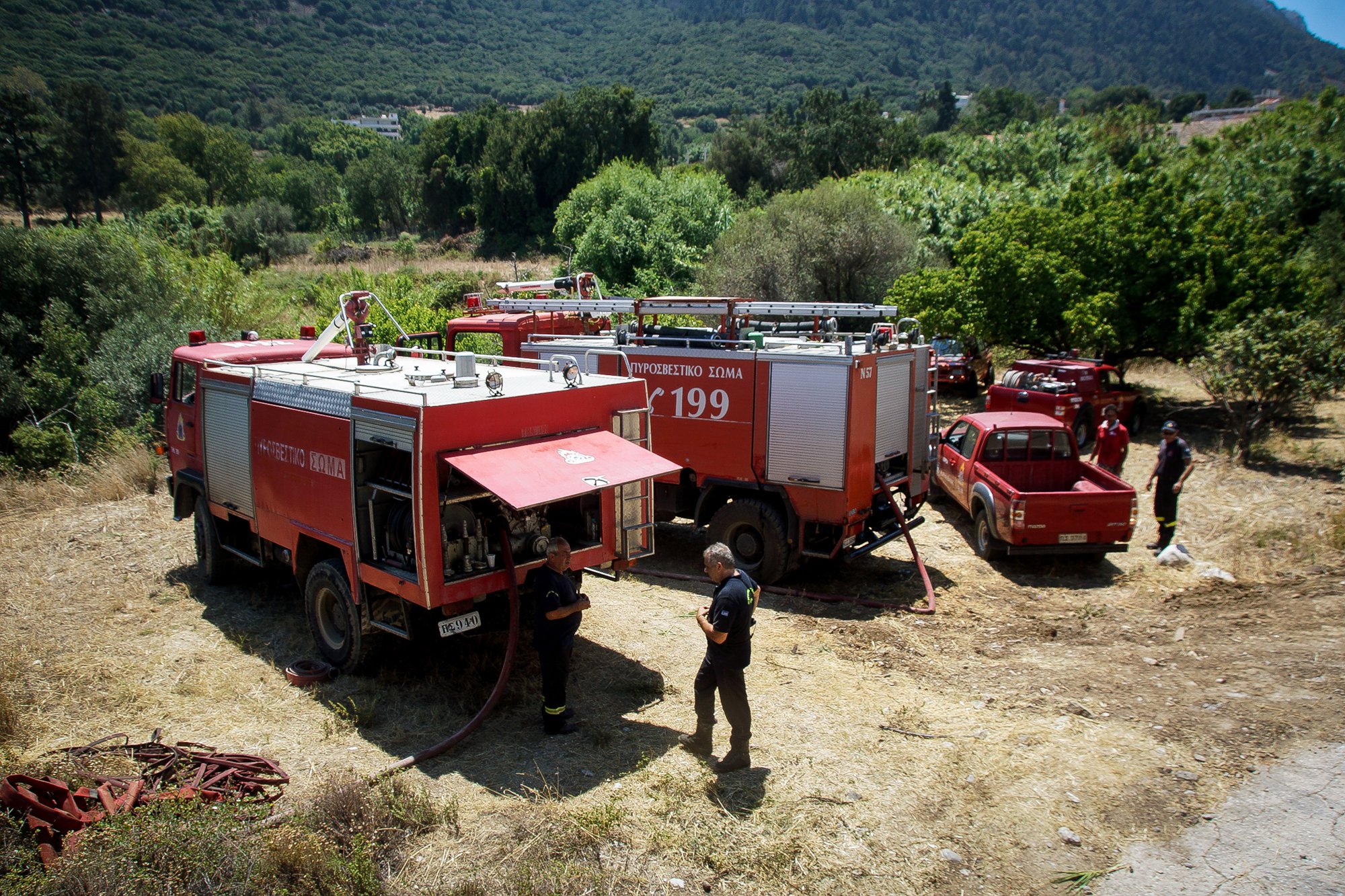 Φωτιά στην περιφερειακή Αιγάλεω – Επιχειρούν εναέρια μέσα