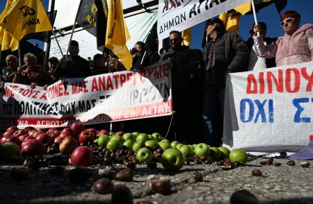 Αγρότες: Ολοκληρώθηκε η μεγάλη διαδήλωση στη ΔΕΘ – Σε συναίνεση καλεί ο Αυγενάκης