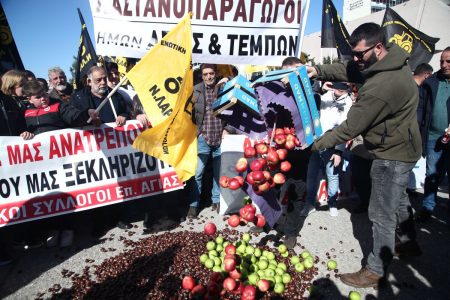 Agrotica: Αγρότες διαμαρτύρονται πετώντας την παραγωγή τους