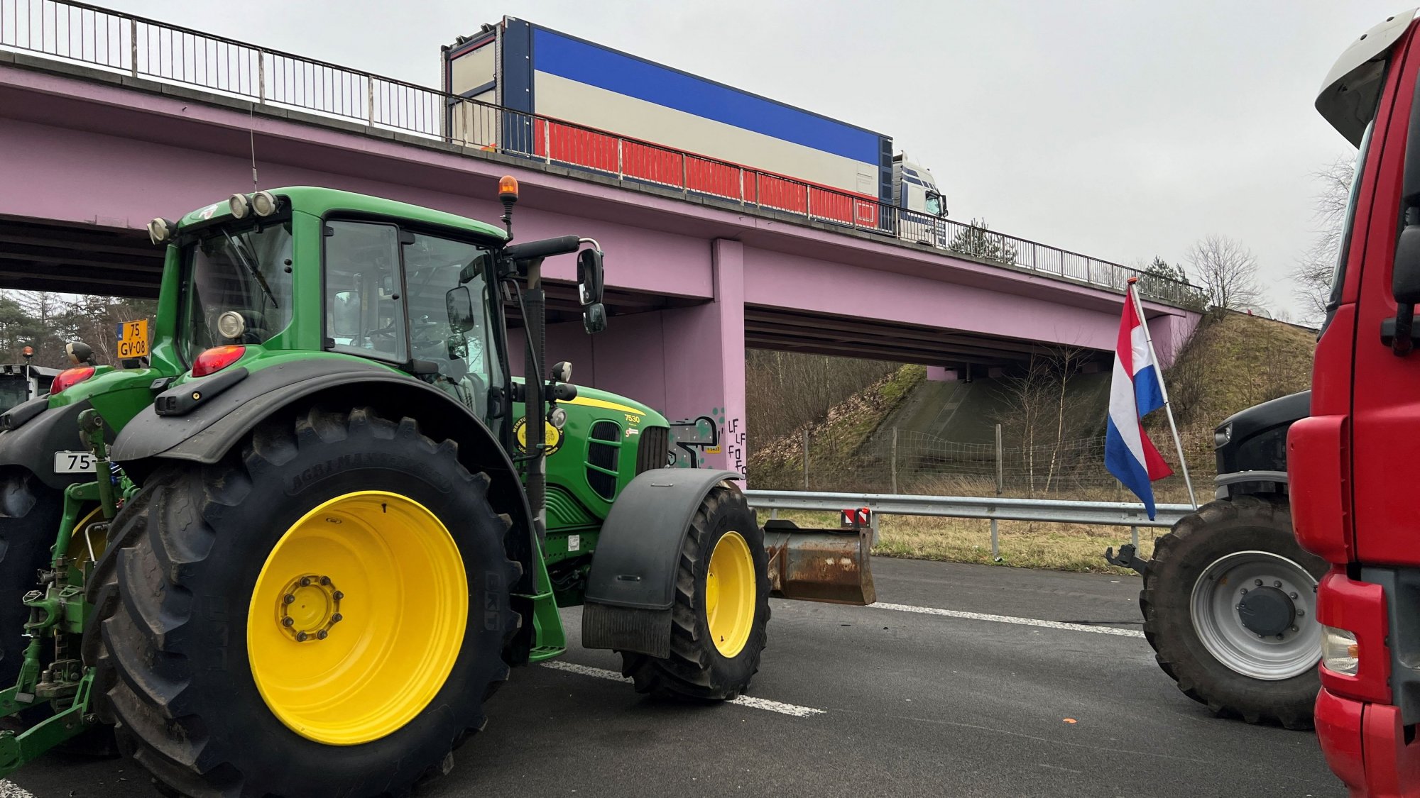 Αγρότες απέκλεισαν τα σύνορα Ολλανδίας – Βελγίου