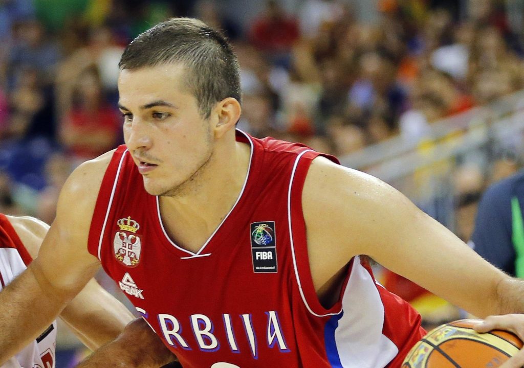 Ο Νεμάνια Μπιέλιτσα απειλήθηκε με ψαλίδι από παλαίμαχο ποδοσφαιριστή που τον έβριζε