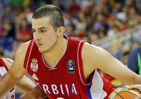 Ο Νεμάνια Μπιέλιτσα απειλήθηκε με ψαλίδι από παλαίμαχο ποδοσφαιριστή που τον έβριζε