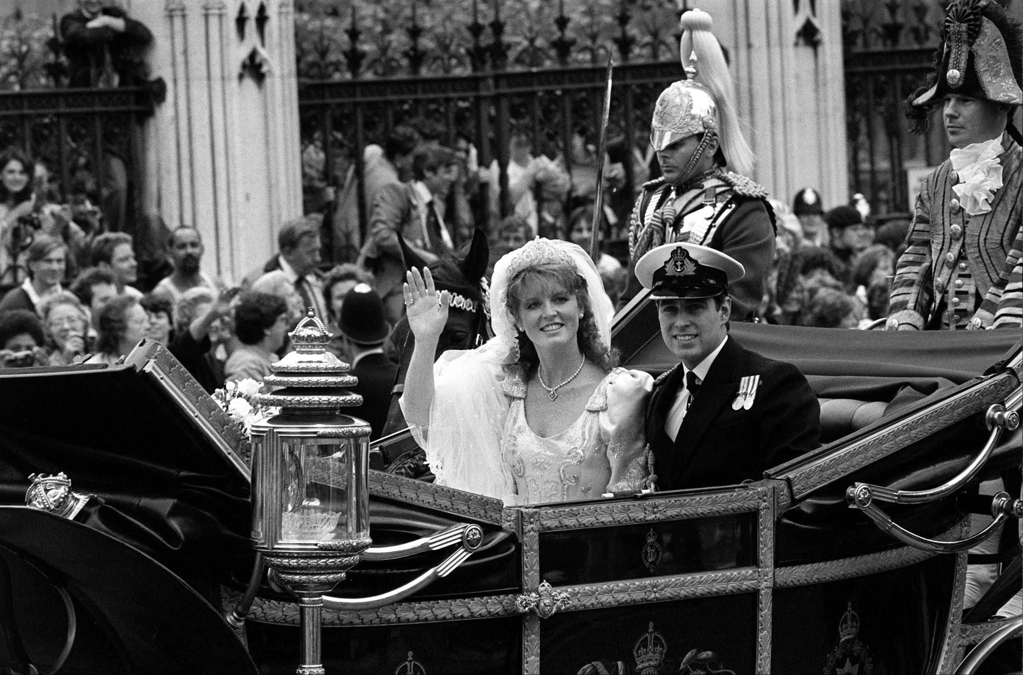 Ο φημολογούμενος βασιλικός γάμος «έκπληξη» και η πρώτη εμφάνιση του Κάρολου