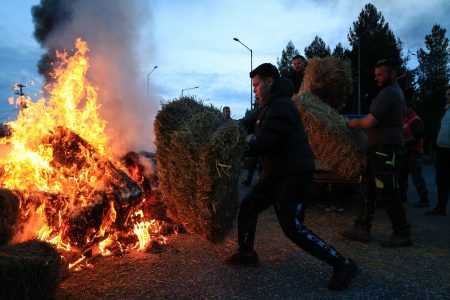 Σκληραίνουν τη στάση τους οι αγρότες – Μπλόκα και φωτιές στις εθνικές οδούς