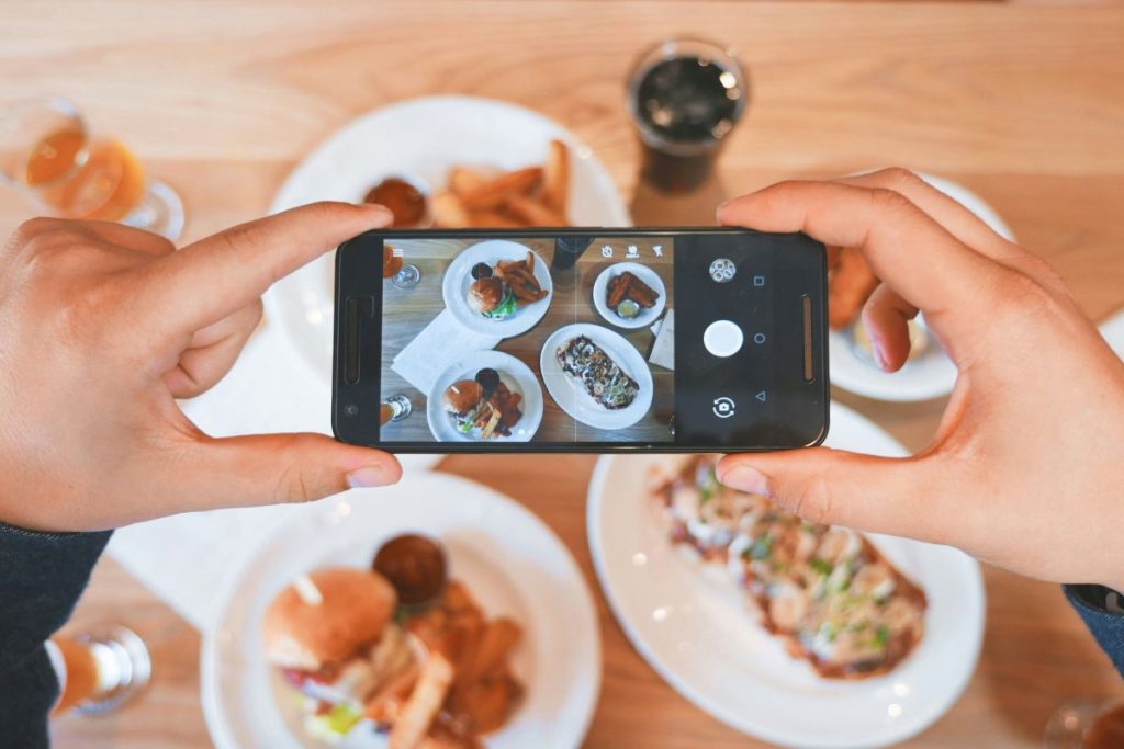 Πώς τα social media «παίζουν» με τα κιλά μας