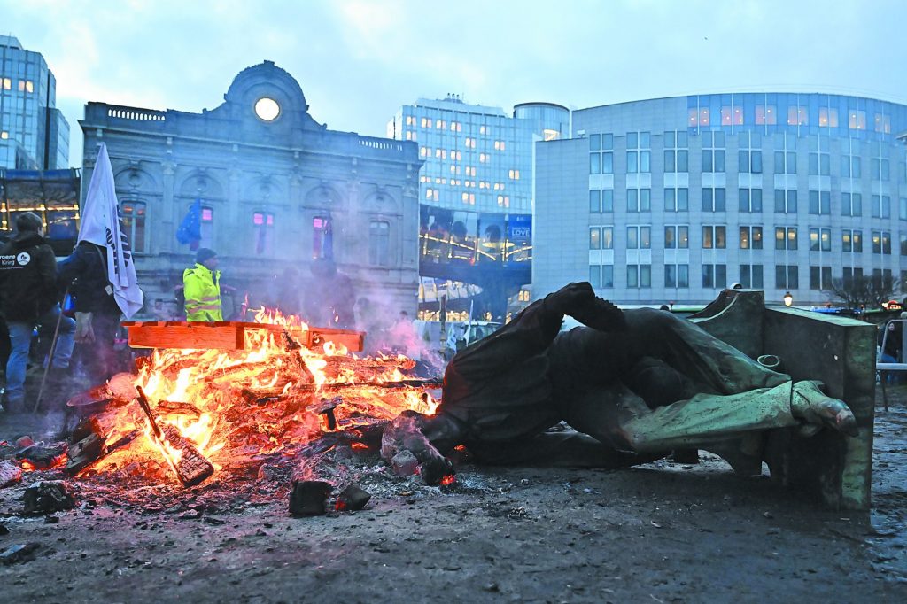 Αγρότες: Η οργή τους τρομάζει τις Βρυξέλλες