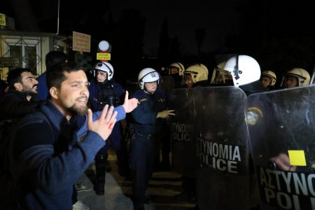 Στο Μέγαρο Μαξίμου διαδηλωτές – Συμπλοκές με τους αστυνομικούς