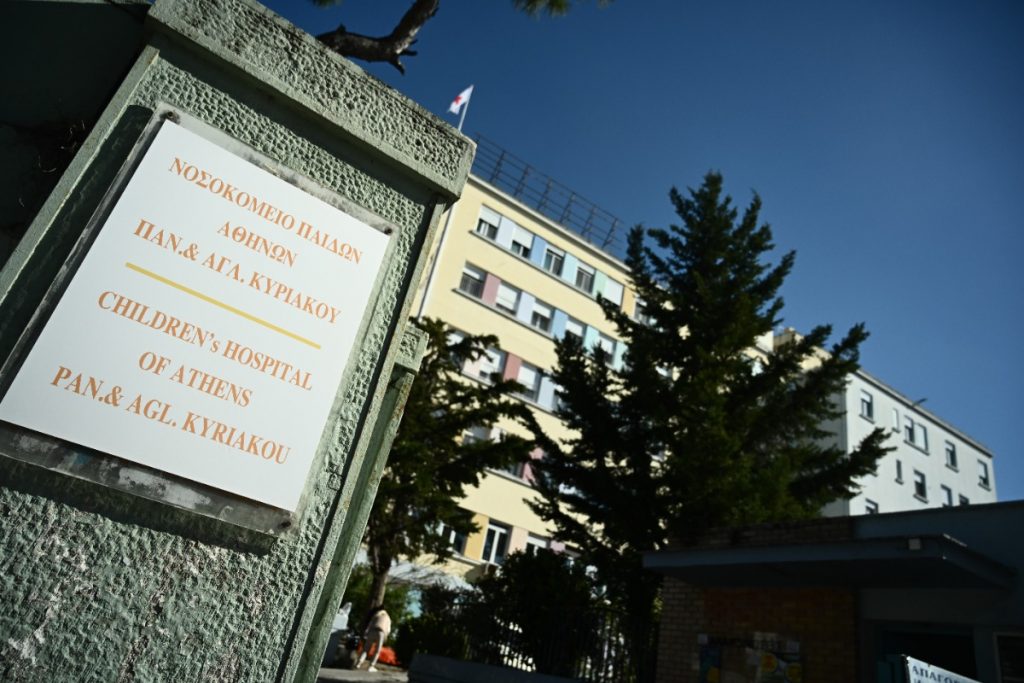 Καλλιθέα: Διασωληνωμένο παραμένει το παιδί που έπεσε στο συντριβάνι – Συνελήφθησαν οι γονείς