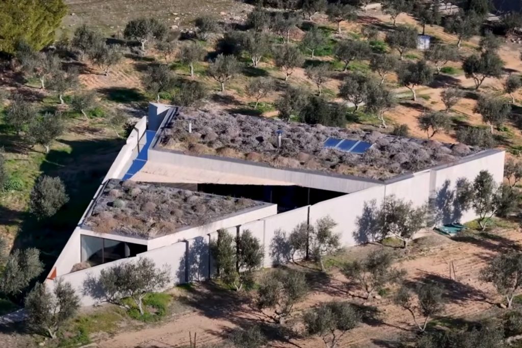 Το τριγωνικό σπίτι στα Μέγαρα που είδαμε στην τελευταία πράξη του «Ετερος Εγώ»