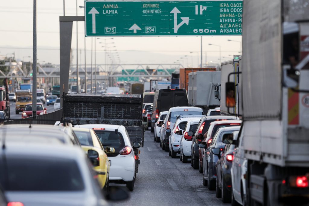 Καραμπόλα τεσσάρων οχημάτων στη λεωφόρο Αθηνών – Ουρές χιλιομέτρων