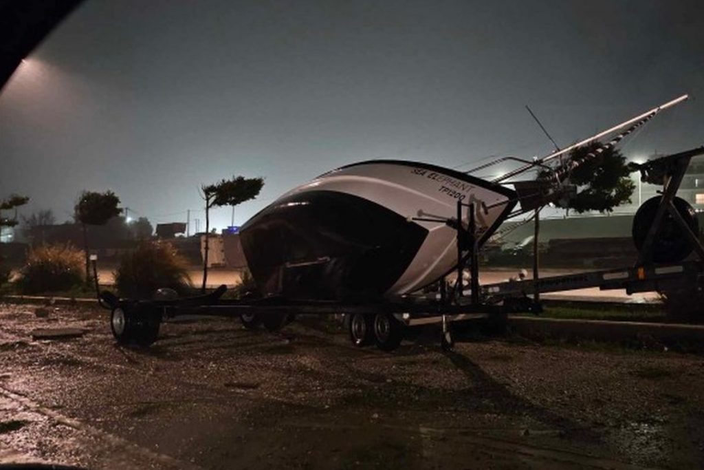 Ρόδος: Ανεμοστρόβιλος αναποδογύρισε σκάφη και ξερίζωσε δέντρα