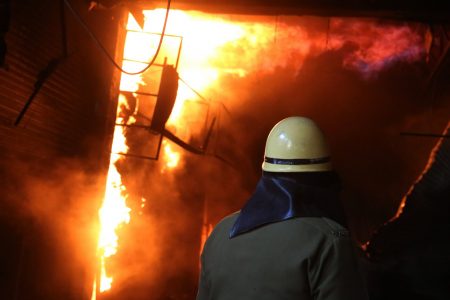 Ινδία: Τουλάχιστον επτά νεκροί από πυρκαγιά σε εργοστάσιο του Δελχί