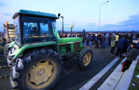 Αγρότες: Αιφνιδιαστικά κλεισίματα των δρόμων και ενίσχυση των μπλόκων – Κρίσιμη η σημερινή μέρα
