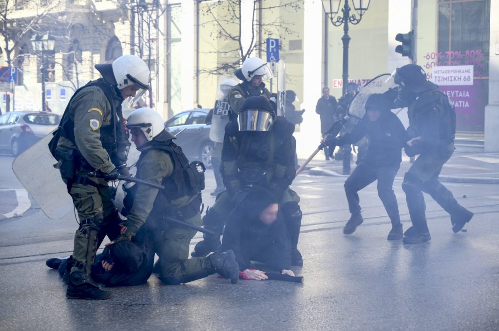 ΑΠΘ: Πεδίο μάχης με πέτρες και χημικά μετά την πορεία των φοιτητών