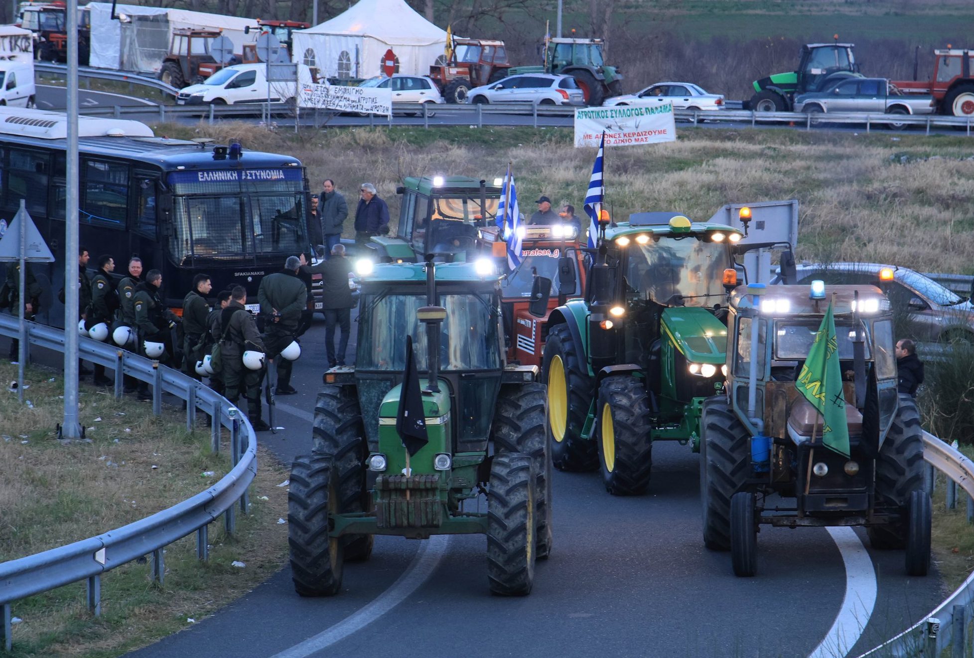 Αγρότες: Κλείνουν επ’ αόριστον την Εθνική Θεσσαλονίκης – Μουδανιών