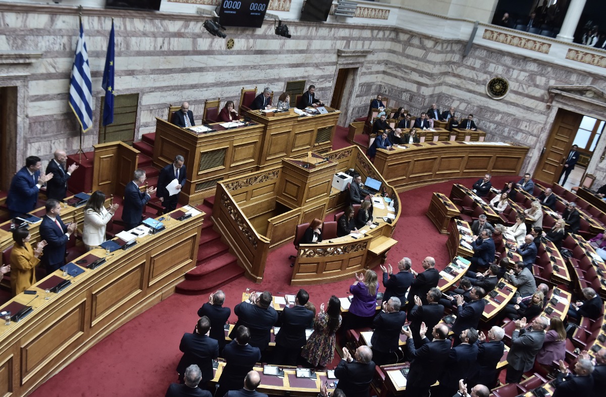 ΝΔ – ΣΥΡΙΖΑ – ΠαΣοΚ: Όλοι εναντίον όλων με φόντο τον γάμο των ομόφυλων ζευγαριών