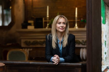 Η Άννα Κουτσαφτίκη στο BHMA: «Κάθε φορά που πάει να ανθίσει ο πολιτισμός στην Ελλάδα, για κάποιον λόγο πέφτει πέλεκυς»