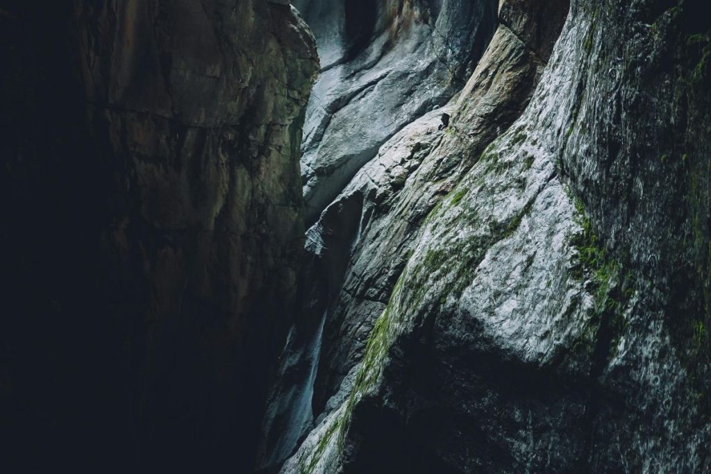 Κορινθία: Πολύτεκνη οικογένεια ζούσε σε λαγούμι με τόξα και βέλη