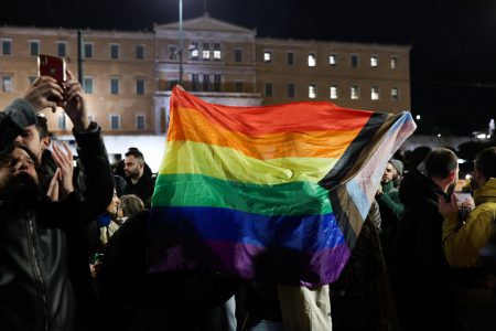 Γάμος ομοφύλων: Πρεσβείες 28 χωρών συγχαίρουν την Ελλάδα