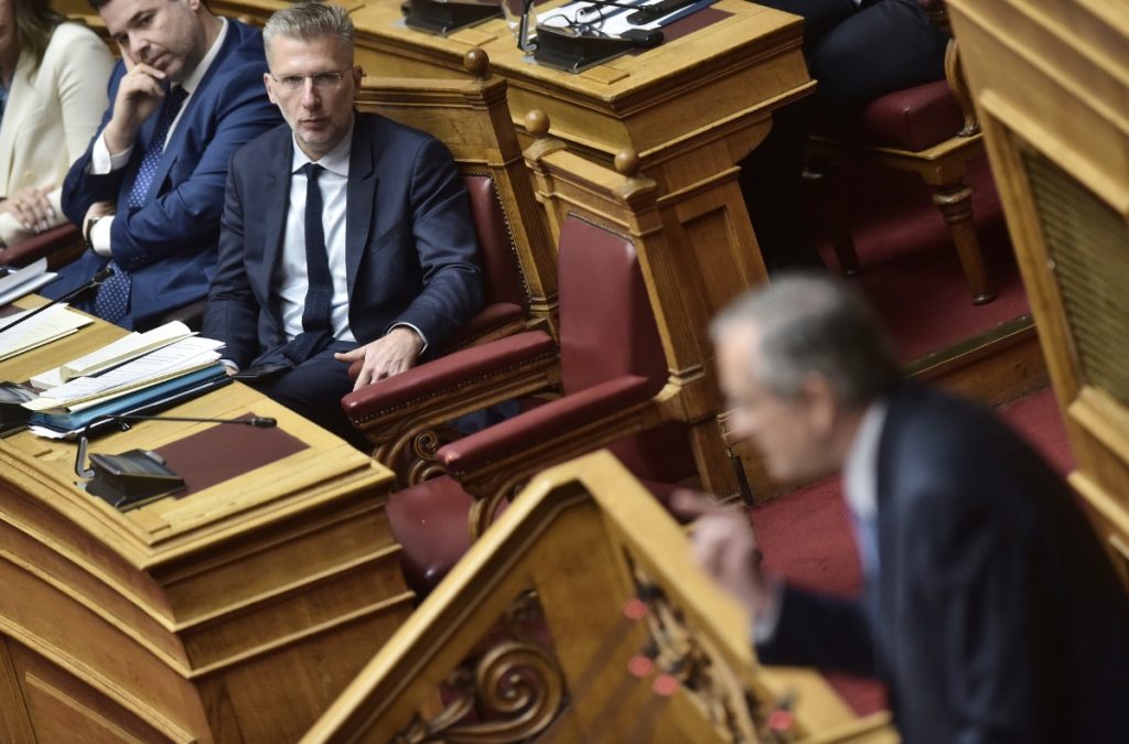 Ο γάμος των ομοφύλων: Στη Βουλή πίσω από τις κάμερες και ένα… πάρτι