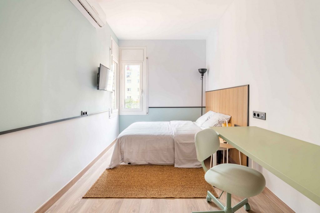 5 στρατηγικές των ειδικών για τη διακόσμηση ενός στενού δωματίου