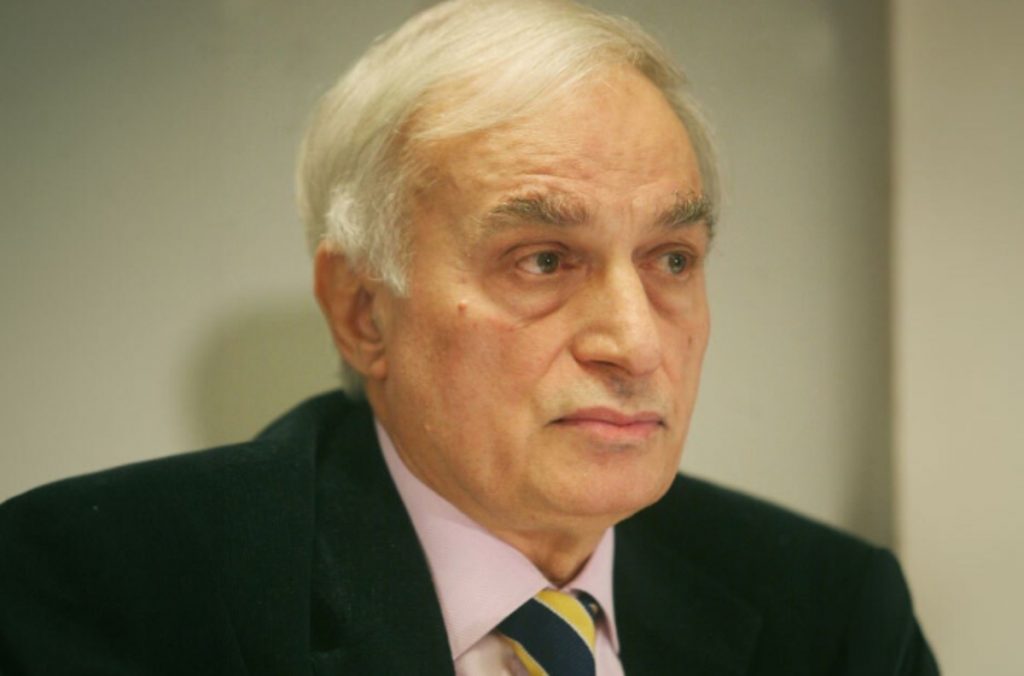 Στο νοσοκομείο ο Μανώλης Μαυρομμάτης και η σύζυγός του μετά από φωτιά στο διαμέρισμά τους