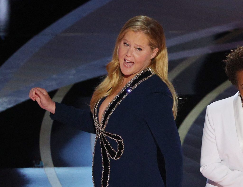 Η Έιμι Σούμερ σχολιάστηκε (και απάντησε) για το πρησμένο πρόσωπό της. Φτάνει πια