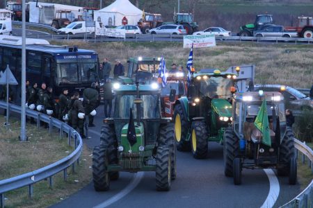 Αγρότες: Επιστρέφουν στα χωράφια τους – Τιμούν τους νεκρούς στα Τέμπη