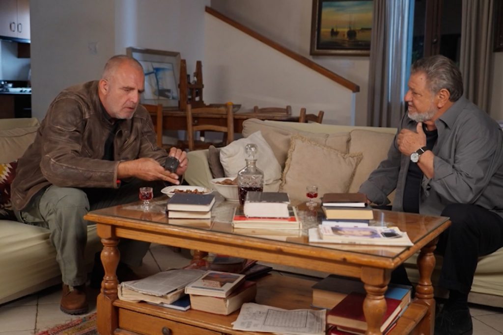 Η Γη της Ελιάς: Ο Στάθης βλέπει την Αριάδνη με τον Χρήστο