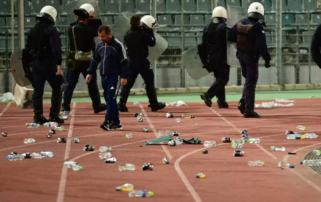 Απόλλων Ποντίων – Μανδραϊκός: Μια ακόμη (με καλάσνικοφ) μέρα στο ελληνικό ποδόσφαιρο