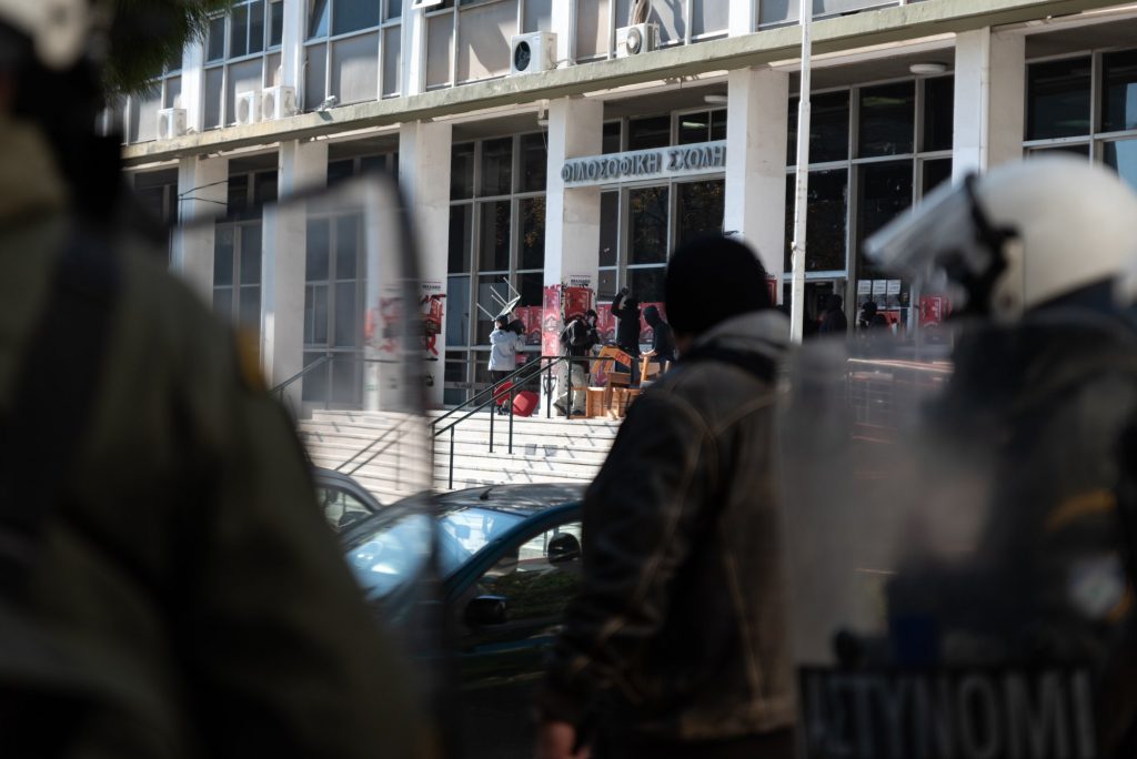 ΑΠΘ: Επέμβαση της ΕΛ.ΑΣ. στην κατάληψη της Νομικής