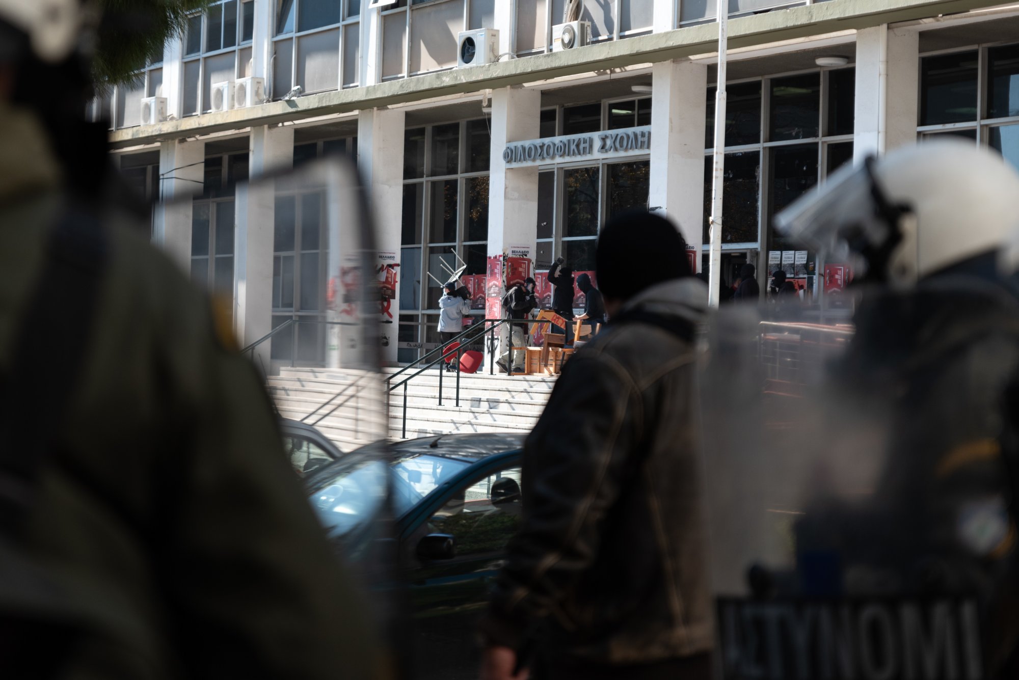 ΑΠΘ: Επέμβαση της ΕΛ.ΑΣ. στην κατάληψη της Νομικής